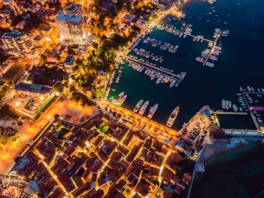 Karadağ 'ın Budva kenti ışıkları yukarıdan görülüyor. Gece görüşü. Geceleyin Budva 'nın insansız hava aracı.