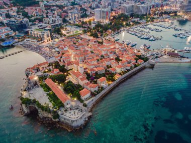 Karadağ 'ın Budva kenti ışıkları yukarıdan görülüyor. Gece görüşü. Geceleyin Budva 'nın insansız hava aracı.