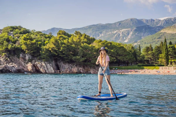 Jeunes Femmes Amusant Stand Paddle Dans Mer Eau Bleue Près — Photo