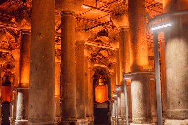 İstanbul 'da güzel bir sarnıç. Sarnıç - 6. yüzyılda yeraltı su deposu inşaatı, İstanbul, Türkiye, Türkiye.