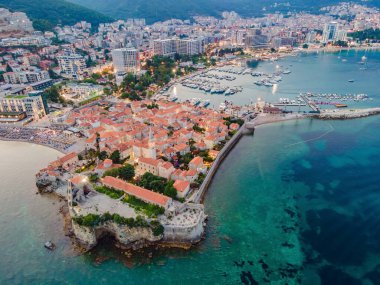 Karadağ 'ın Budva kenti ışıkları yukarıdan görülüyor. Gece görüşü. Geceleyin Budva 'nın insansız hava aracı.