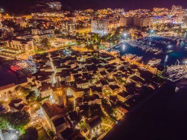 Karadağ 'ın Budva kenti ışıkları yukarıdan görülüyor. Gece görüşü. Geceleyin Budva 'nın insansız hava aracı.
