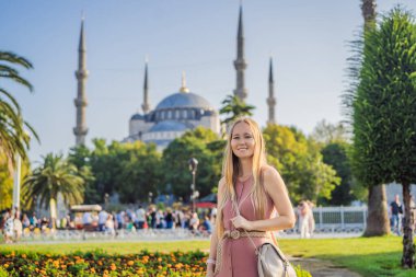 Manzaranın tadını çıkaran kadın turist Mavi Cami Sultanahmet Camii İstanbul, Türkiye.