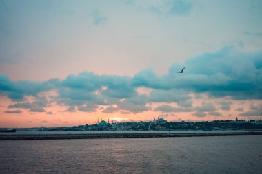 Günbatımında İstanbul, Türkiye. Turist teknesi yazın Golden Horn 'dan denize açılır. İstanbul 'un eski camili güzel güneşli manzarası. İstanbul ve Türkiye 'de seyahat, turizm ve tatil kavramı