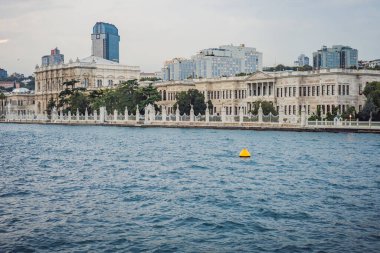Dolmabahce Sarayı manzarası Yansımalı, İstanbul, Boğaz manzaralı hindi suyu manzaralı.