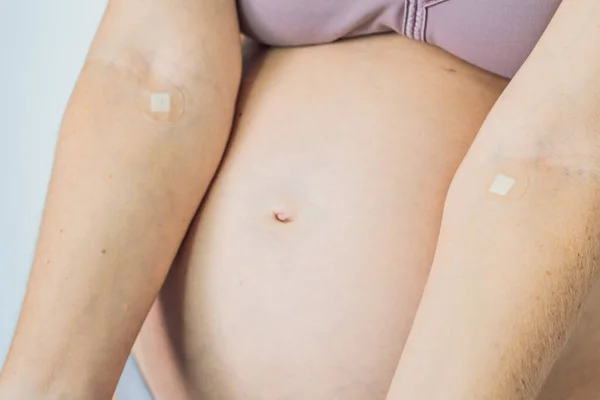 婦人科クリニックの妊婦からの血液検査後の腕に接着包帯 出生前検査だ 医療機器 医療クリニックの女性用ブラチウムへの接着包帯 閉じる Top View — ストック写真