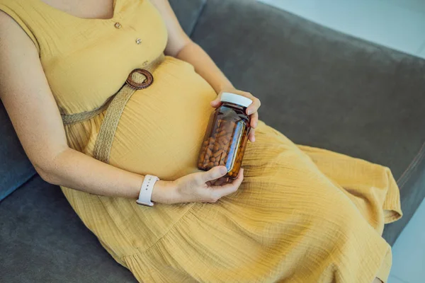 Witaminy Prenatalne Portret Pięknej Uśmiechniętej Kobiety Ciąży Trzymając Przezroczysty Słoik — Zdjęcie stockowe