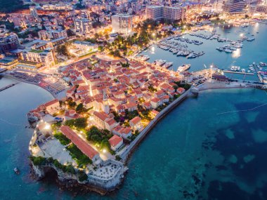 Karadağ 'ın Budva kenti ışıkları yukarıdan görülüyor. Gece görüşü. Geceleyin Budva 'nın insansız hava aracı.