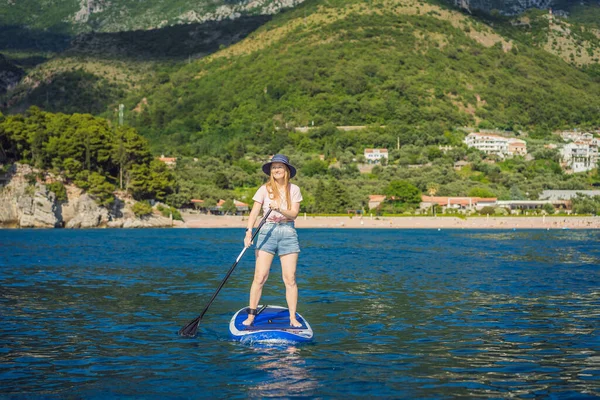 Young Women Having Fun Stand Paddling Blue Water Sea Stefan — Stock Photo, Image