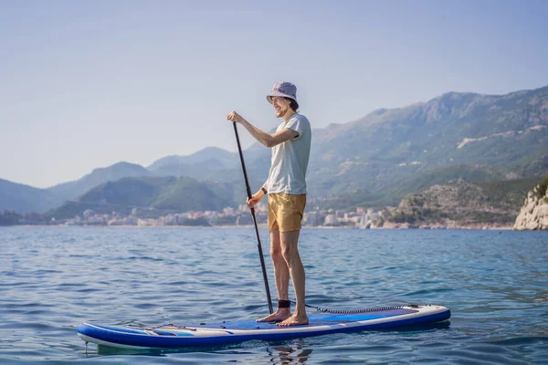 Jonge Mannen Hebben Plezier Stand Peddelen Blauw Water Zee Buurt — Stockfoto