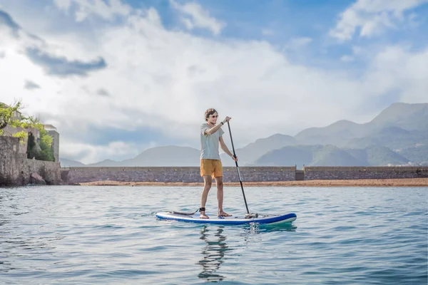 Молоді Чоловіки Маючи Веселощі Піднімаються Воду Синьому Морі Біля Острова — стокове фото