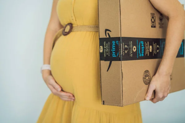 Mexico Playa Del Carmen Pregnant Woman Received Package Amazon Products — Stock Photo, Image