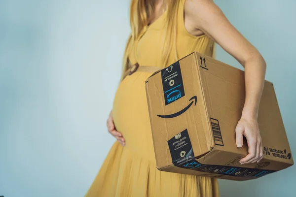 Mexico Playa Del Carmen Pregnant Woman Received Package Amazon Products — Stock Photo, Image