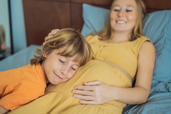 Joven Madre Embarazada Abrazando Pequeño Niño Acostado Cama Por Noche — Foto de Stock