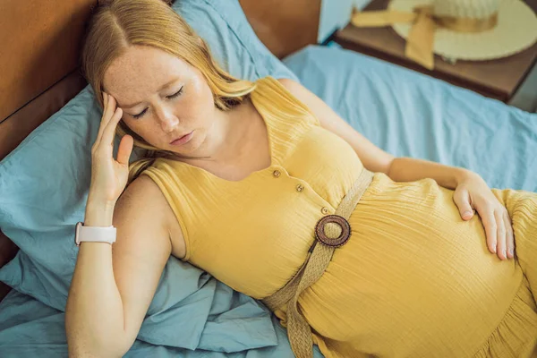 Una Madre Embarazada Cansada Estresada Acostada Cama Casa Mareos Matutinos — Foto de Stock