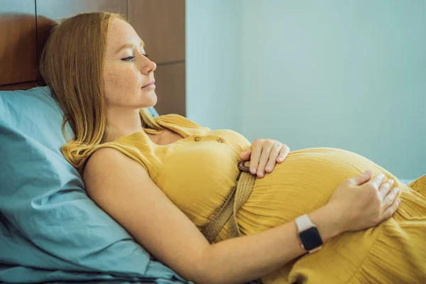Una Madre Embarazada Cansada Estresada Acostada Cama Casa Mareos Matutinos — Foto de Stock