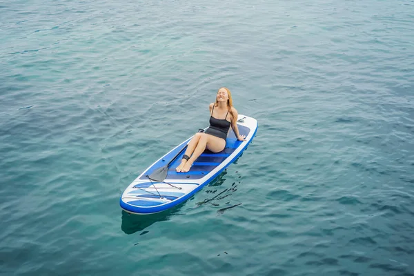 Junge Frauen Haben Spaß Beim Stand Paddling Blauen Wasser Inmitten — Stockfoto