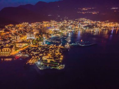 Karadağ 'ın Budva kenti ışıkları yukarıdan görülüyor. Gece görüşü. Geceleyin Budva 'nın insansız hava aracı.