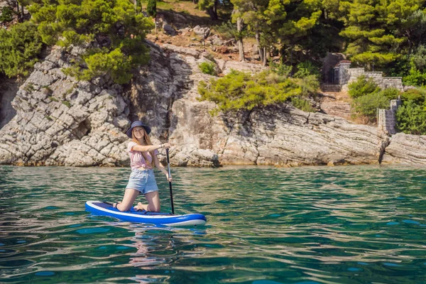 Jonge Vrouwen Hebben Plezier Stand Peddelen Blauw Water Zee Buurt — Stockfoto
