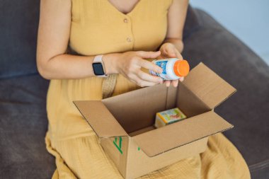 12.16.22, ABD, Miami: Hamile bir kadın iherb paketi aldı. Doktorlar en iyi D3 vitamini. Iherb 'de sağlıklı bir hamilelik için vitamin ve mineraller..