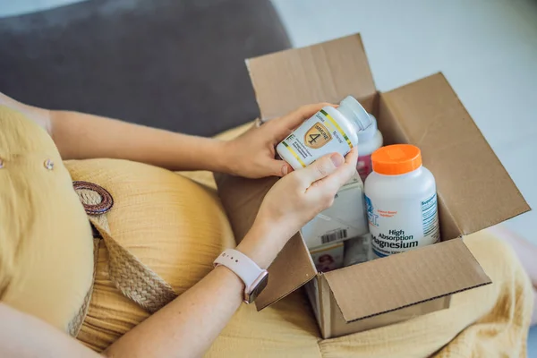Miami Una Mujer Embarazada Recibió Paquete Hierbas Nutrición Oro California — Foto de Stock