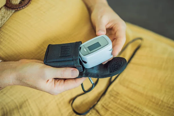 Pregnant Woman Pulse Oximeter Finger Doctor Measuring Oxygen Saturation Level — Stock Photo, Image