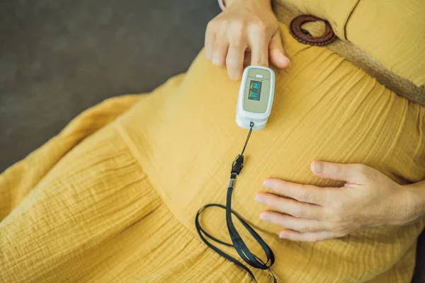 Terhes Pulzoximéterrel Ujján Orvos Mérése Oxigén Telítettségi Szint Látogatása Közben — Stock Fotó