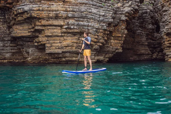 Jovens Divertindo Stand Paddling Mar Azul Entre Rochas Montenegro Sup — Fotografia de Stock