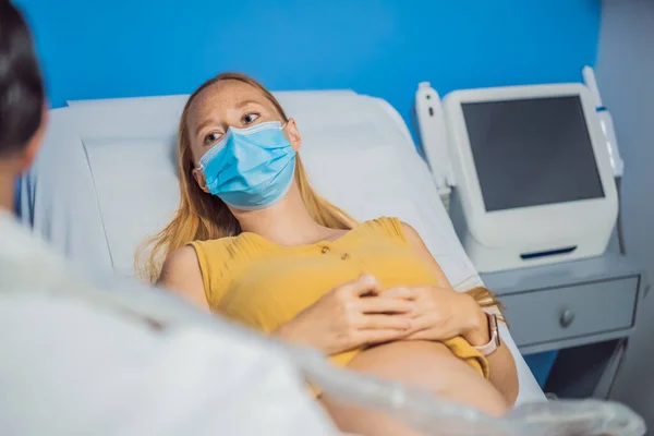 Hospital Shot Doctor Realiza Procedimiento Ecografía Una Mujer Embarazada Transductor — Foto de Stock