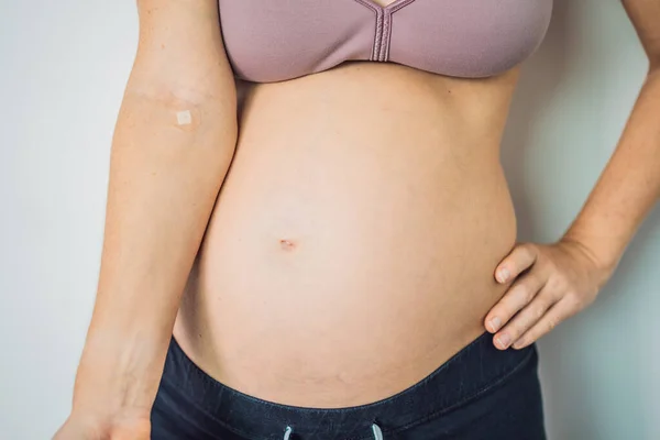 Jinekoloji Kliniğindeki Hamile Bir Kadının Kan Tahlilinden Sonra Kolunda Yapıştırıcı — Stok fotoğraf