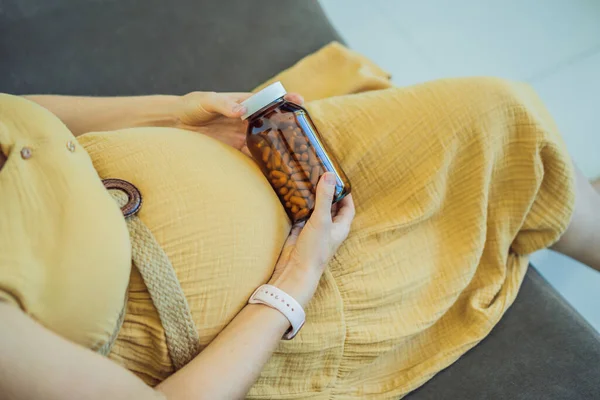 Terhesség Előtti Vitaminok Portré Gyönyörű Mosolygó Terhes Kezében Átlátszó Üveg — Stock Fotó