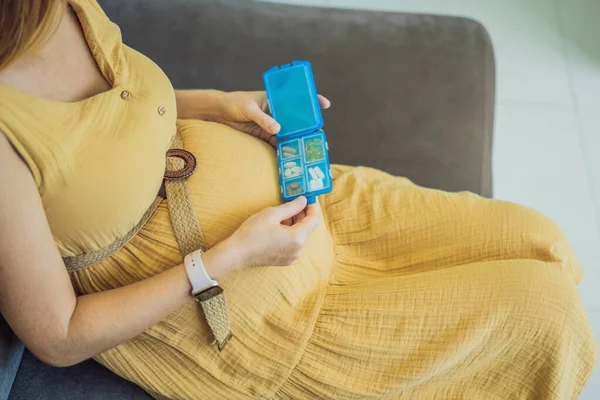 Witaminy Prenatalne Portret Pięknej Uśmiechniętej Kobiety Ciąży Trzymając Pudełko Tabletkami — Zdjęcie stockowe