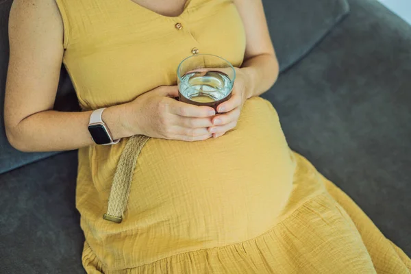 Mujer Embarazada Bebiendo Agua Vista Aérea Cerca — Foto de Stock