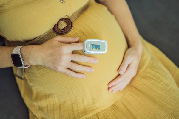 Parmağında Nabız Oksimetresi Olan Hamile Bir Kadın Müstakbel Anneyi Evde — Stok fotoğraf