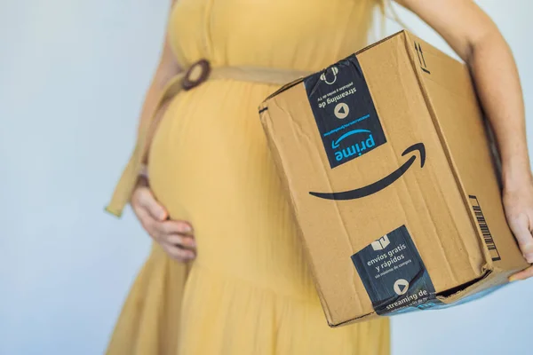 メキシコ プラヤデルカルメン 妊婦はアマゾンからパッケージを受け取りました アマゾンで妊娠中の女性と赤ちゃんのための製品 — ストック写真