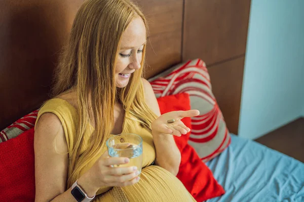Prenatální Vitamíny Portrét Krásné Usmívající Těhotné Ženy Drží Pilulku Box — Stock fotografie