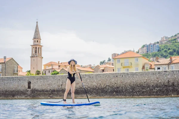 Jeunes Femmes Amusant Stand Paddle Dans Mer Eau Bleue Monténégro — Photo