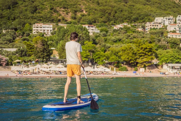 Jeunes Hommes Amusant Stand Paddle Dans Mer Eau Bleue Près — Photo
