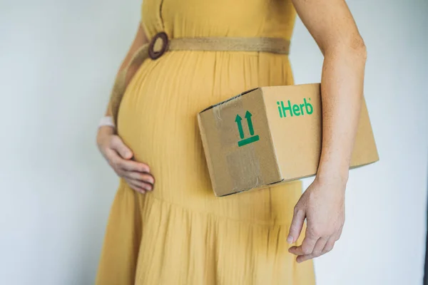 Usa Miami Pregnant Woman Received Iherb Package Vitamins Minerals Healthy — Stock Photo, Image