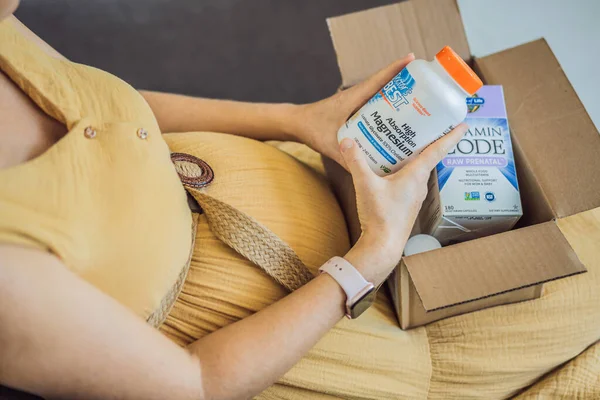 Usa Miami Eine Schwangere Frau Hat Ein Ihrerb Paket Erhalten — Stockfoto