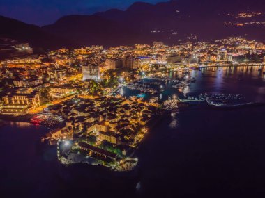 Karadağ 'ın Budva kenti ışıkları yukarıdan görülüyor. Gece görüşü. Geceleyin Budva 'nın insansız hava aracı.