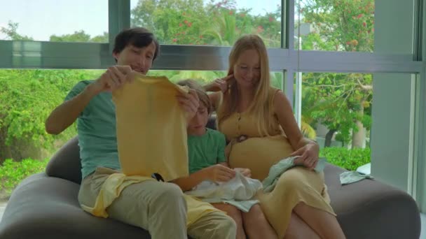 Wzruszający Filmik Przedstawiający Kochającą Rodzinę Ojca Syna Ciężarnej Matki Siedzącej — Wideo stockowe
