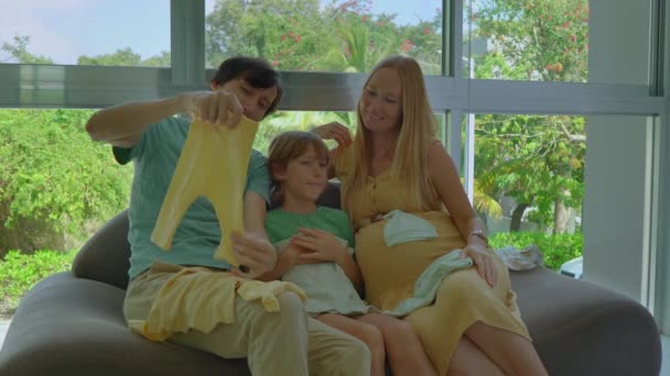 Hjärtevärmande Stock Video Visar Kärleksfull Familj Far Son Och Gravid — Stockvideo