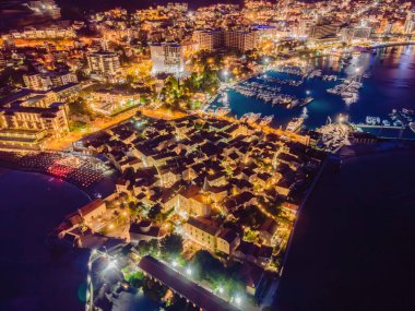 Karadağ 'ın Budva kenti ışıkları yukarıdan görülüyor. Gece görüşü. Geceleyin Budva 'nın insansız hava aracı.