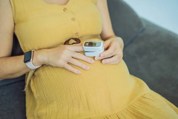 Έγκυος Γυναίκα Παλμικό Οξύμετρο Στο Δάχτυλο Γιατρός Μέτρηση Του Επιπέδου — Φωτογραφία Αρχείου