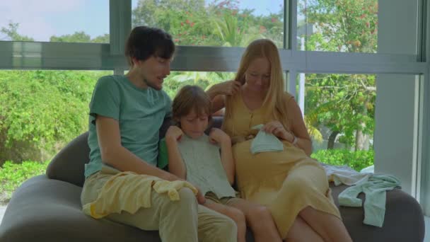 Egy Szívmelengető Tőzsdei Videó Amin Egy Szerető Apa Fia Terhes — Stock videók