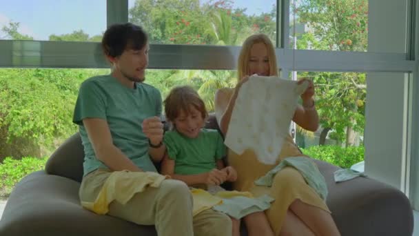 Vídeo Estoque Emocionante Mostrando Uma Família Amorosa Pai Filho Mãe — Vídeo de Stock