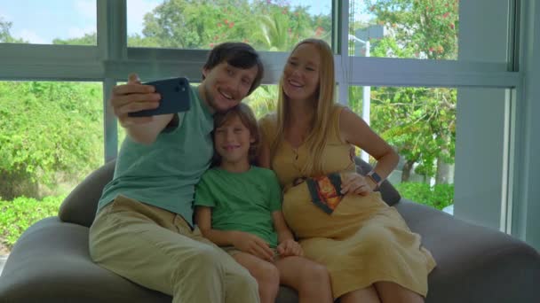 Milující Rodina Schází Útulném Gauči Otec Syn Těhotná Matka Sdílejí — Stock video