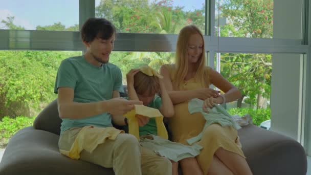 Wzruszający Filmik Przedstawiający Kochającą Rodzinę Ojca Syna Ciężarnej Matki Siedzącej — Wideo stockowe