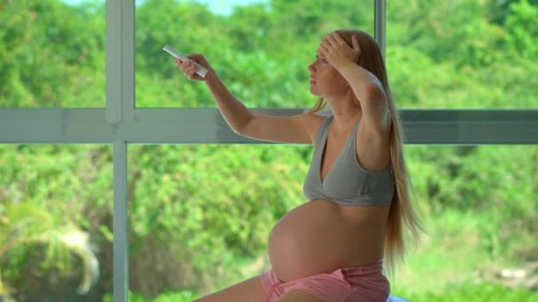 Eine Schwangere Frau Sucht Linderung Bei Schwüler Hitze Und Luftfeuchtigkeit — Stockvideo